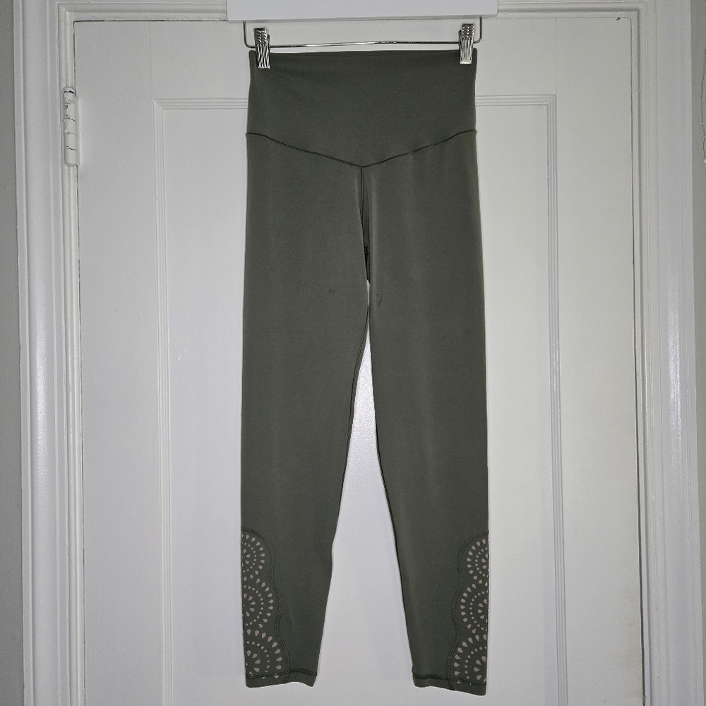 Aerie Green Capri Length Leggings w/ Cut-out Design - Women's Medium